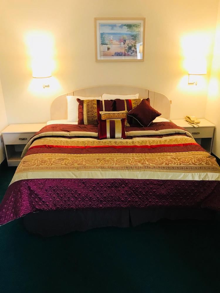 King Suite with Spa Bath - Non-Smoking interior